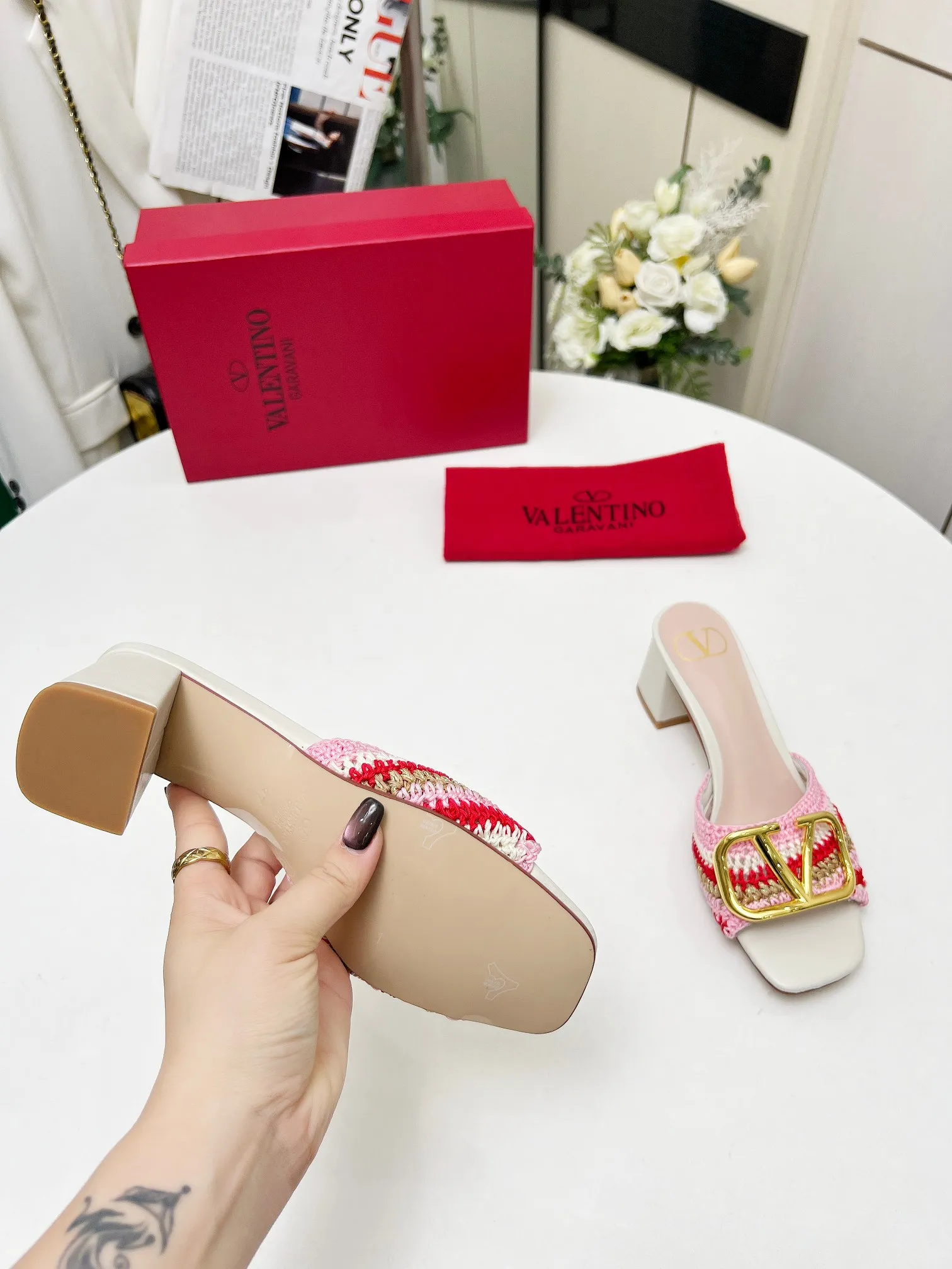 👟👟Ex-factory price 440👟👟 Genuine leather sole +30 🆕 Valentino👑👑 Latest series with perfect hand-woven details. A very eye-catching catwalk series launched [strong][strong] Code number: 35 to 43 (genuine leather sole +30)